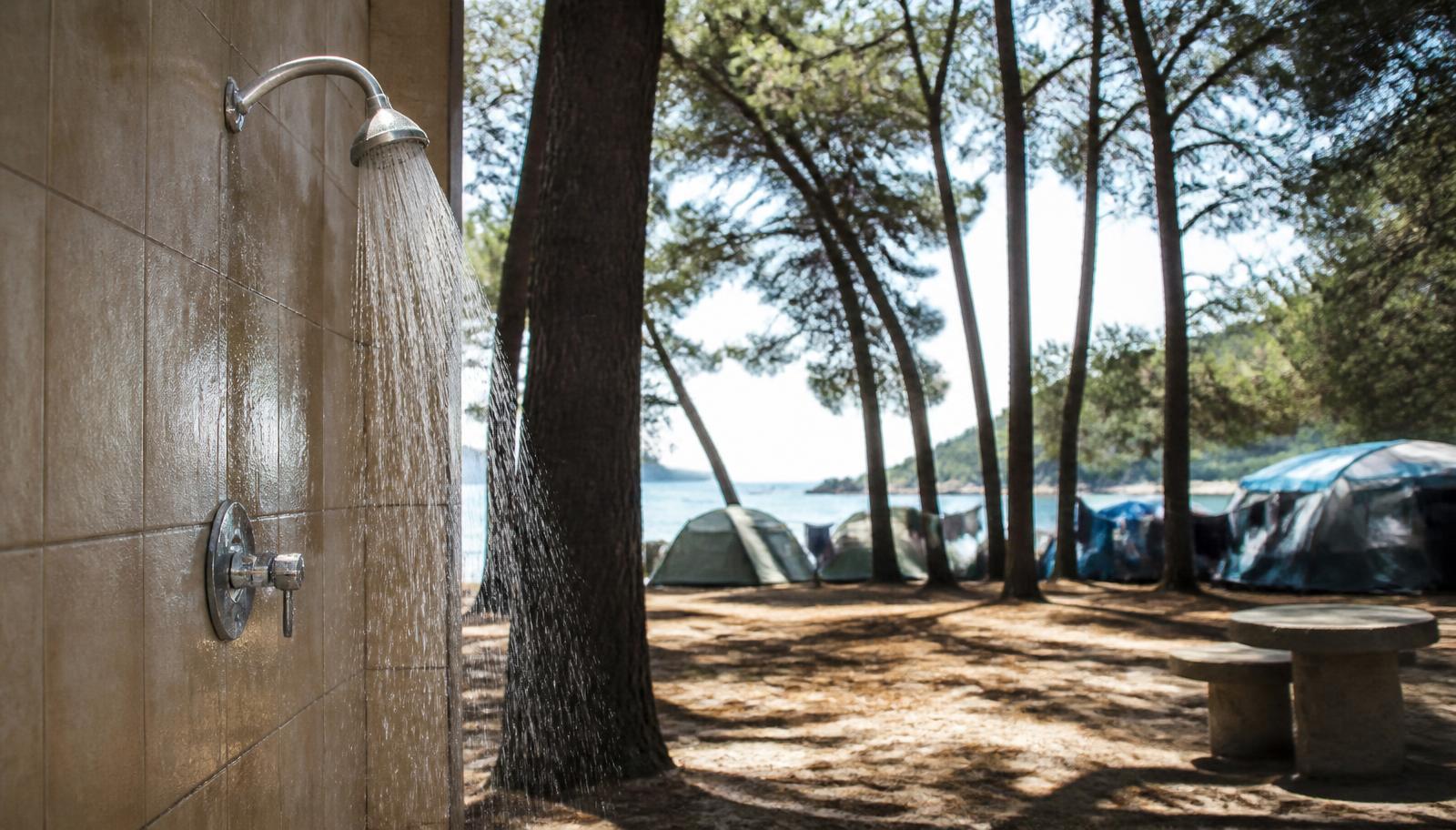 Getto d'acqua da una doccia esterna di un campeggio