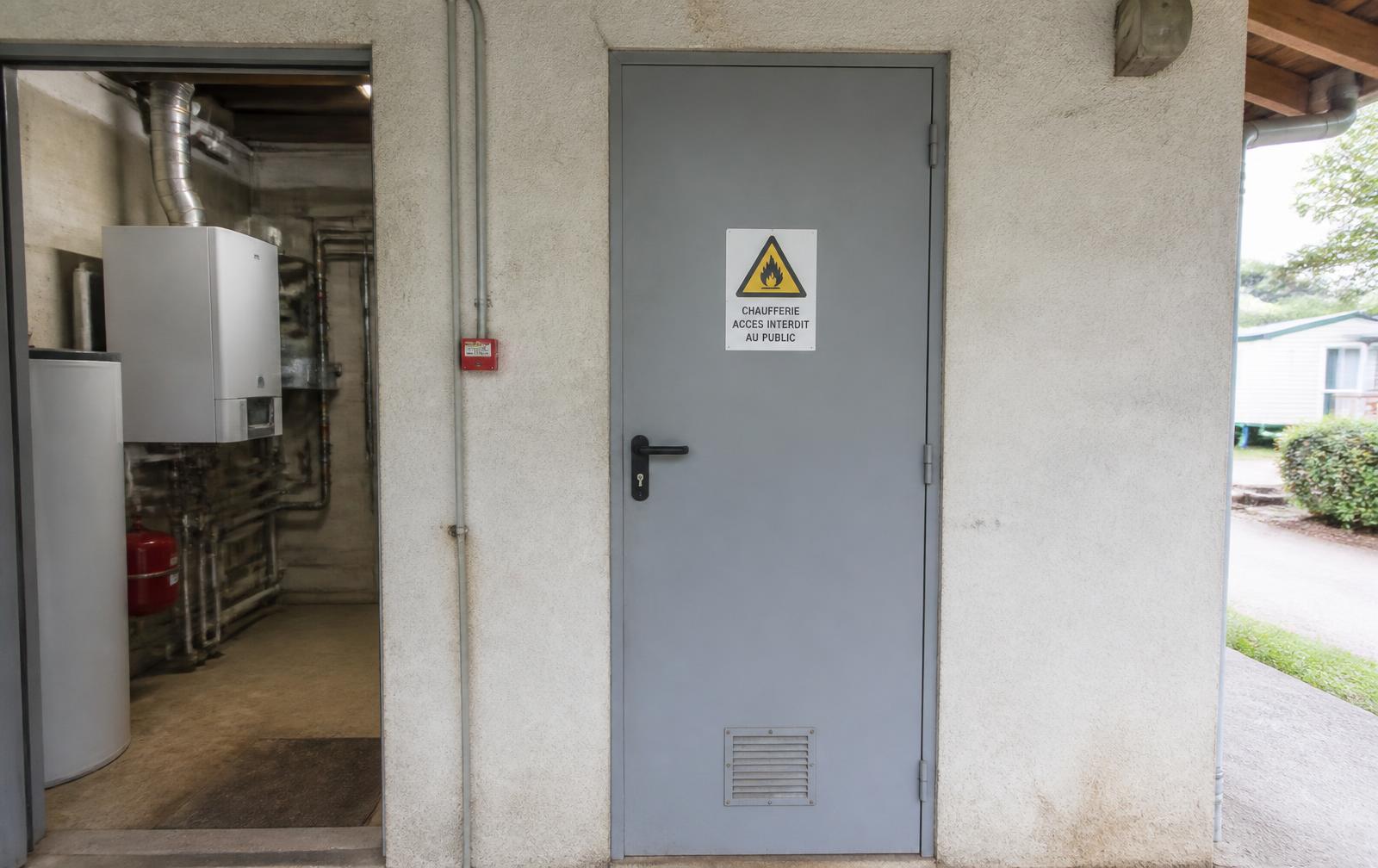 Porta di un locale tecnico con cartello di accesso vietato al pubblico